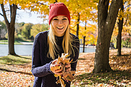 高兴,美女,戴着,红色,针织帽,拿着,秋叶,公园