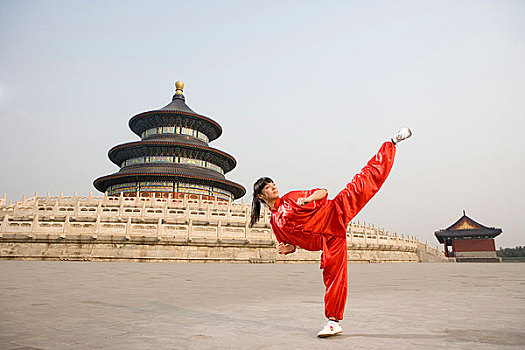 中国武术--一名女武术运动员在天坛祈年殿前练武术