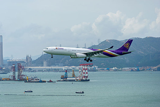 一架泰国国际航空的客机正降落在香港国际机场