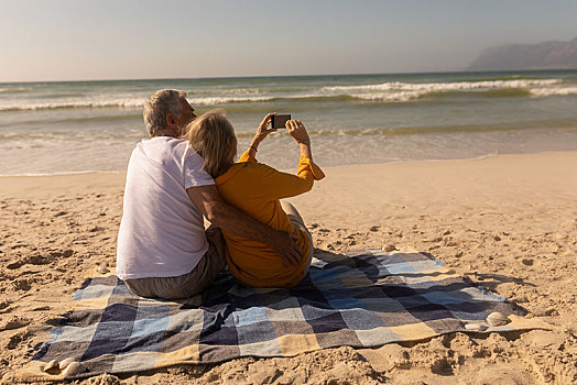 老年,夫妻,手机,放松,野餐毯,海滩