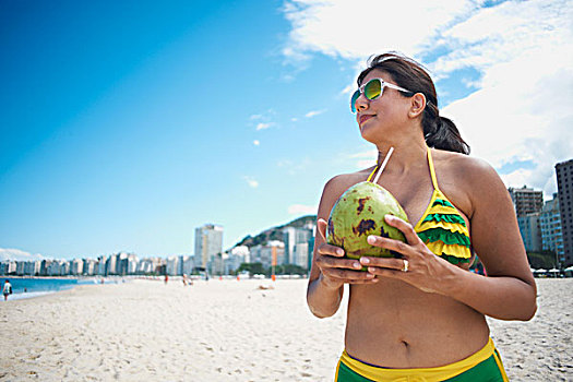 成年,女人,喝,椰子,科巴卡巴纳海滩,里约热内卢,巴西