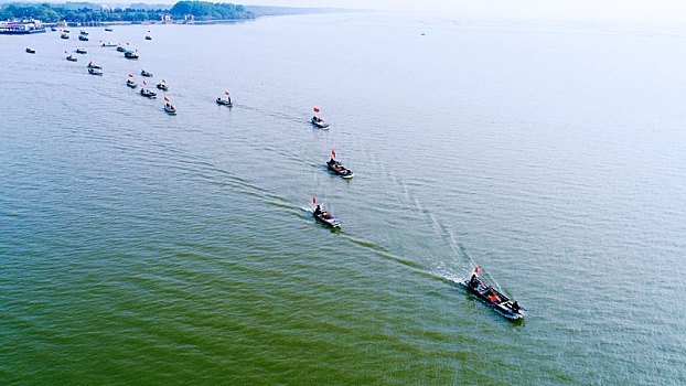 洪泽湖航行的渔船