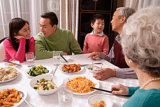 家庭,交谈,上方,餐桌,传统食品,男孩,站立,靠近,爷爷