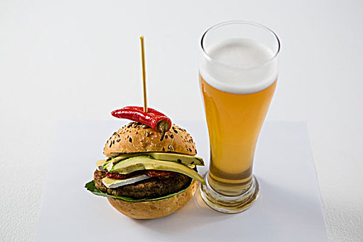汉堡包,墨西哥辣椒,啤酒杯,白色背景