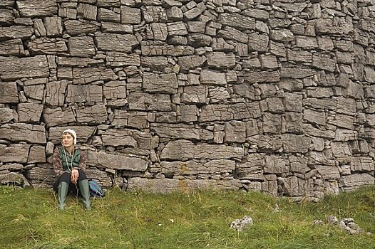 女人,石头,堡垒,伊尼什莫尔岛尔,阿伦群岛,戈尔韦郡,爱尔兰
