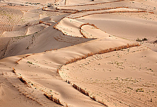 新疆,塔克拉玛干沙漠,沙漠公路,棉杆固沙