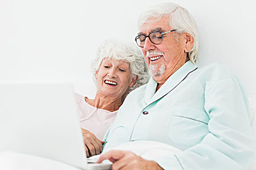 老年,夫妻,看,笔记本电脑,床上