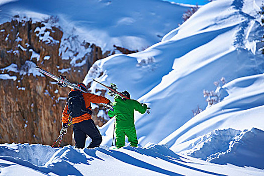 两个,男性,滑雪,向上,大雪,遮盖,山,白杨,科罗拉多,美国