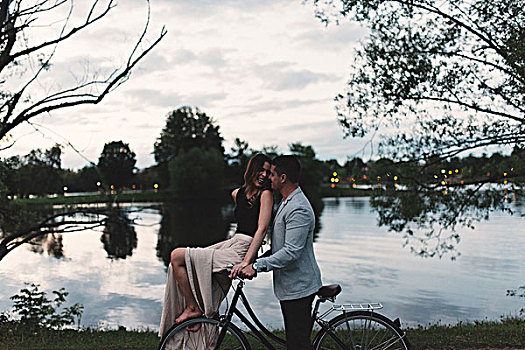 浪漫,年轻,情侣,自行车,注视,相互,湖,黄昏