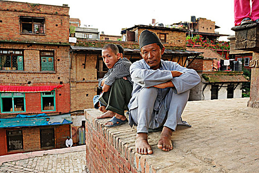 男人,坐,墙壁,塔,巴克塔普尔,加德满都山谷,尼泊尔,亚洲