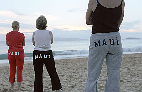 三个,女人,站立,海滩,面对,海洋,毛伊岛,书写,后面,夏威夷