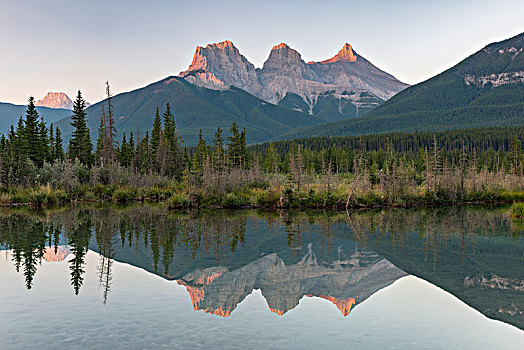 三姐妹山,反射,静水,早晨,气氛,弓河,班芙国家公园,艾伯塔省,加拿大,北美