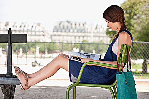 坐,女人,椅子,读,杂志,巴黎,法兰西岛,法国