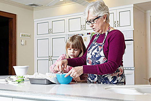 女孩,祖母,混合,蛋糕,厨房操作台