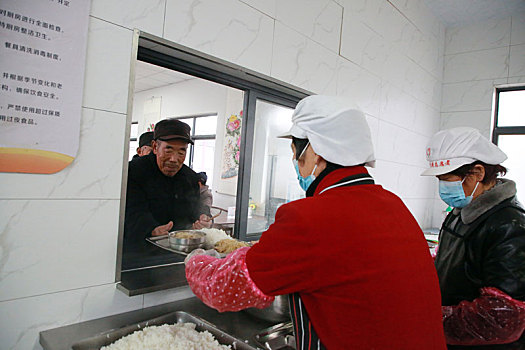 山东省日照市,向阳村75岁老人吃上免费午餐,幸福写在脸上