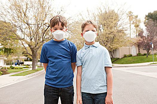 两个男孩,穿,防尘口罩