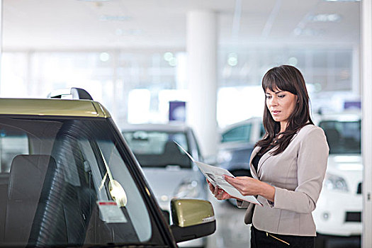 中年,女人,检查,汽车,小册子,展示室