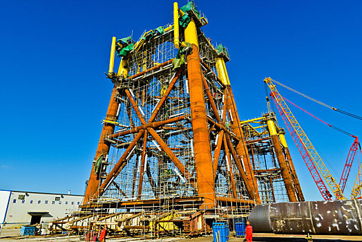 胜利油田油建龙口海工基地建造大型海上石油平台导管架