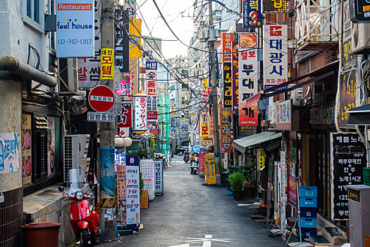 清晨时分的韩国首尔小巷街头风光