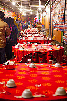 中国春节元宵节,台湾民间习俗对土地公,福德正神,有一个盛大的祈福仪式及游行,办桌吃拜拜