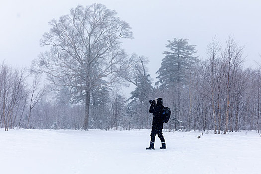 摄影师冬天雪地拍摄自然景观