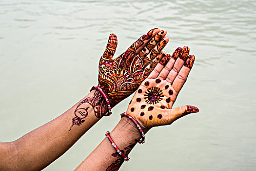 一对,散沫花染料,涂绘,展示,高止山脉,神圣,恒河,里虚克虚,北阿坎德邦,印度,亚洲