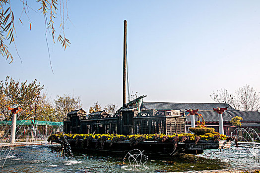 河南开封清青明上河园东京码头展示的宋代船只