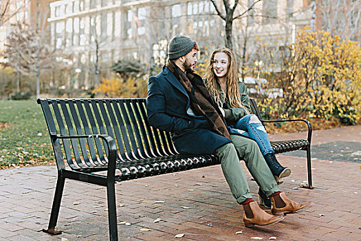 年轻,情侣,休息,公园长椅,波士顿,马萨诸塞,美国