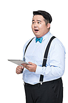 拿着平板电脑的肥胖青年男子