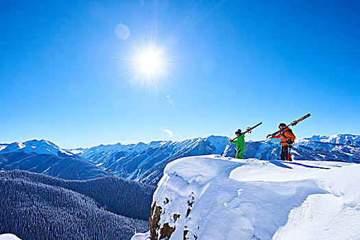 两个,男性,滑雪,向外看,积雪,山脊,白杨,科罗拉多,美国
