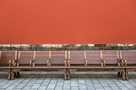 北京故宫红墙和休息长椅