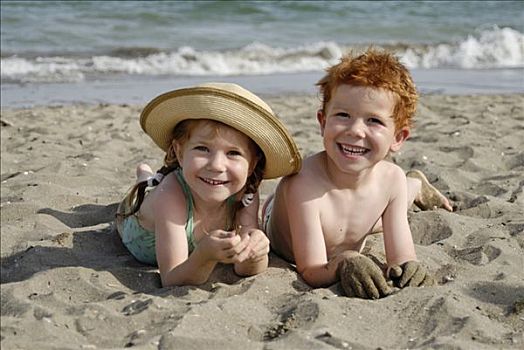 两个孩子,躺着,沙滩,海洋