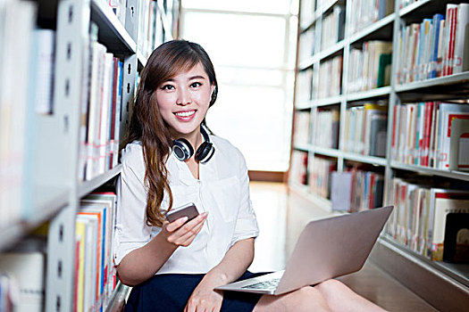 亚洲人,漂亮,女学生,使用笔记本,手机,图书馆