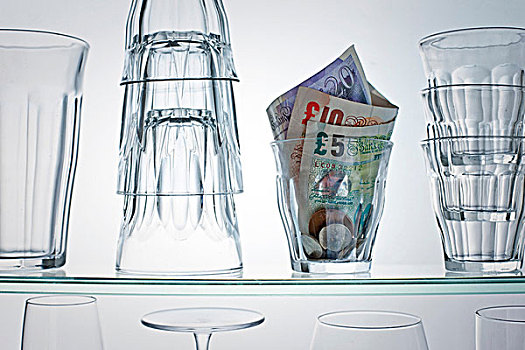 英国货币,玻璃杯,架子
