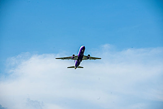 西部航空的飞机正从重庆江北机场起飞