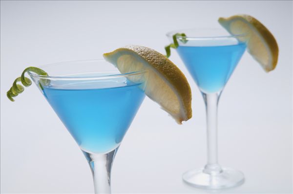 特写,两个,玻璃杯,蓝色,鸡尾酒