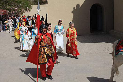 新疆哈密,回王巡游沉浸式演出,再现传统文化魅力
