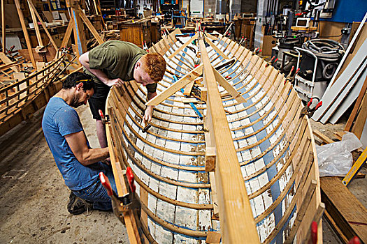 两个男人,工作间,协作,木船,船体