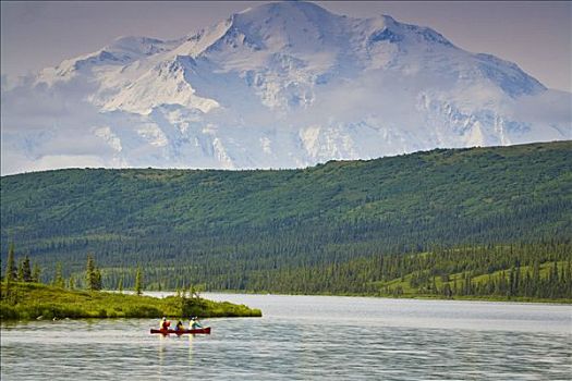 三个人,一个,独木舟,旺湖,山,麦金利山,背景,德纳里峰国家公园,阿拉斯加,夏天
