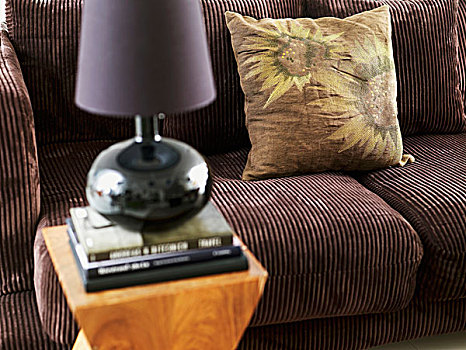 褐色,灯芯绒,沙发,枕头,边桌,台灯