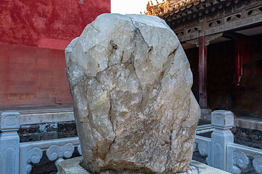 北京故宫体顺堂前象征妃嫔纯洁无瑕的水晶石