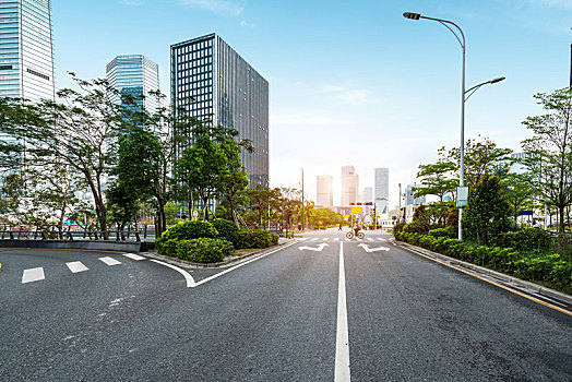 公路和现代城市建筑,深圳金融中心