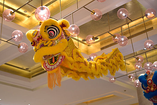 悬挂起来的中华舞狮吊饰