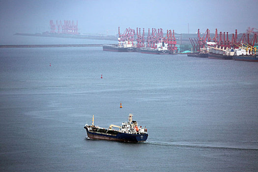 风雨过后是晴天丽日,港口运输生产繁忙有序折射中国经济巨大活力