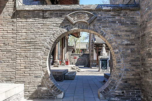 中国山西省平遥古城文庙内的古建筑圆门