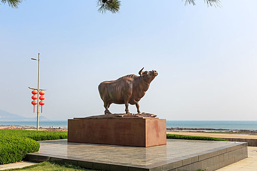 中国山东省青岛雕塑园内铜牛