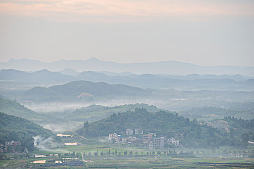 建筑群,远山,炊烟,廉租房,棚户区改造,轮廓,暗调,晚霞,乌云,霞光,蓝天,白云