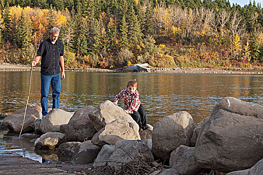 爷爷,孙子,玩,石头,边缘,艾伯塔省,加拿大