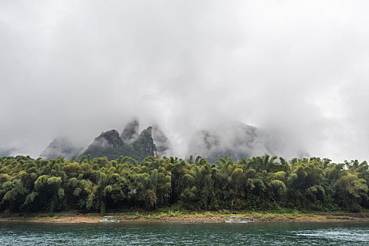 烟雨中的中国桂林漓江山水风光