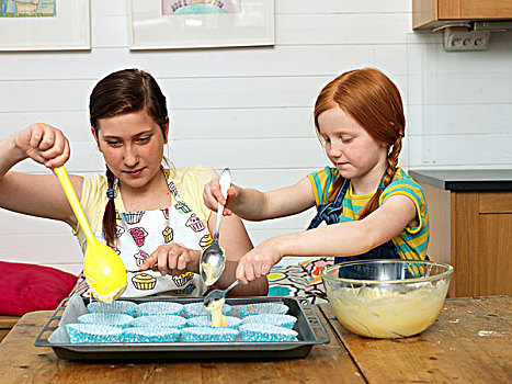 两个女孩,烘制,蛋糕,厨房